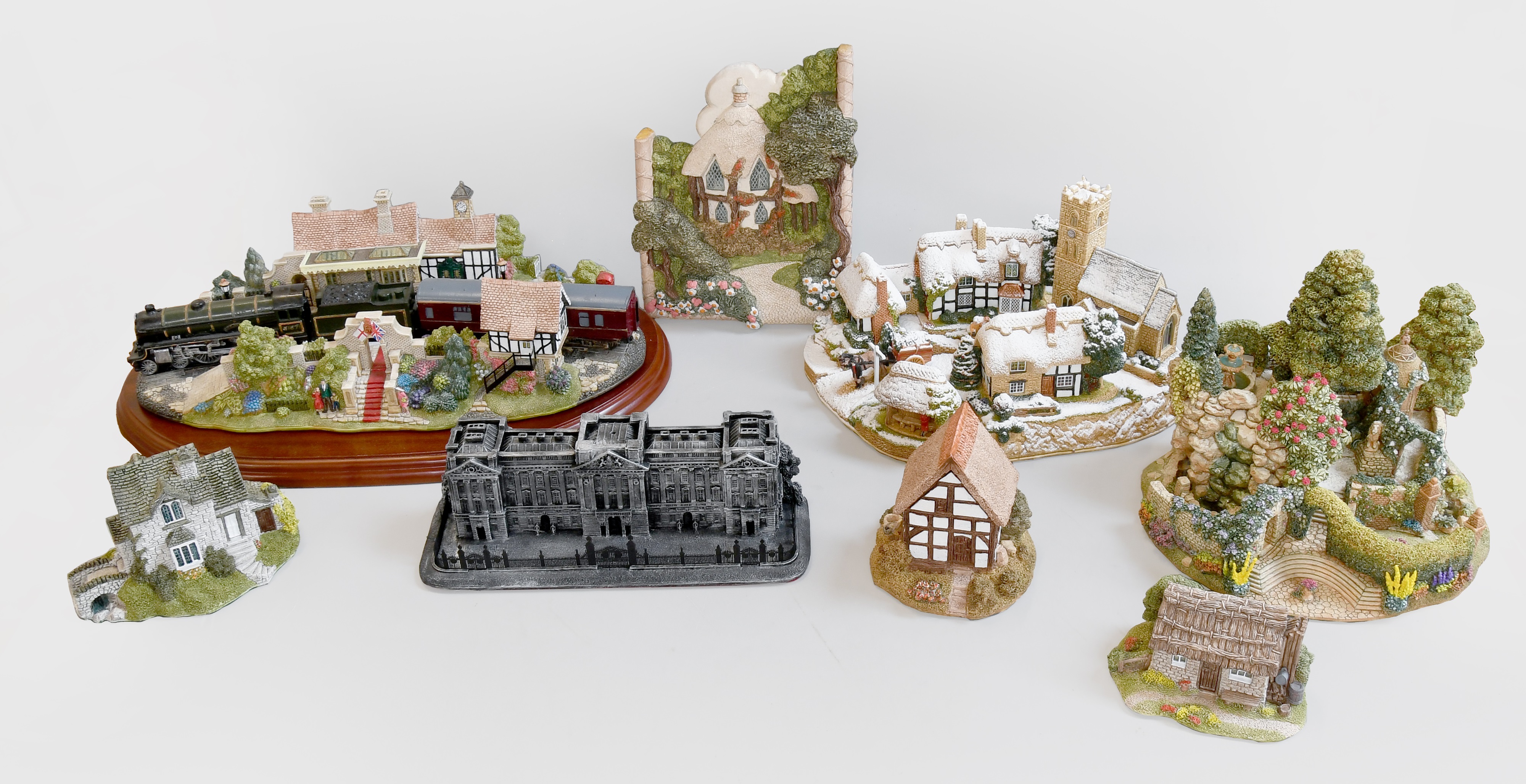 Lot 213 - Lilliput Lane: A collection of approximately
